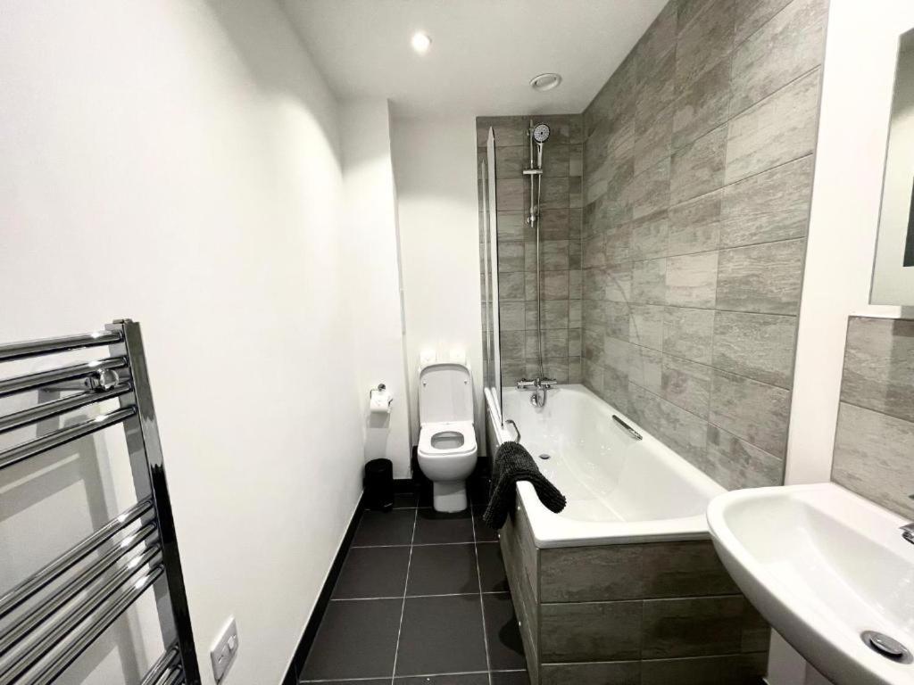 Bayard Plaza Penthouse Apartments Питерборо Екстериор снимка