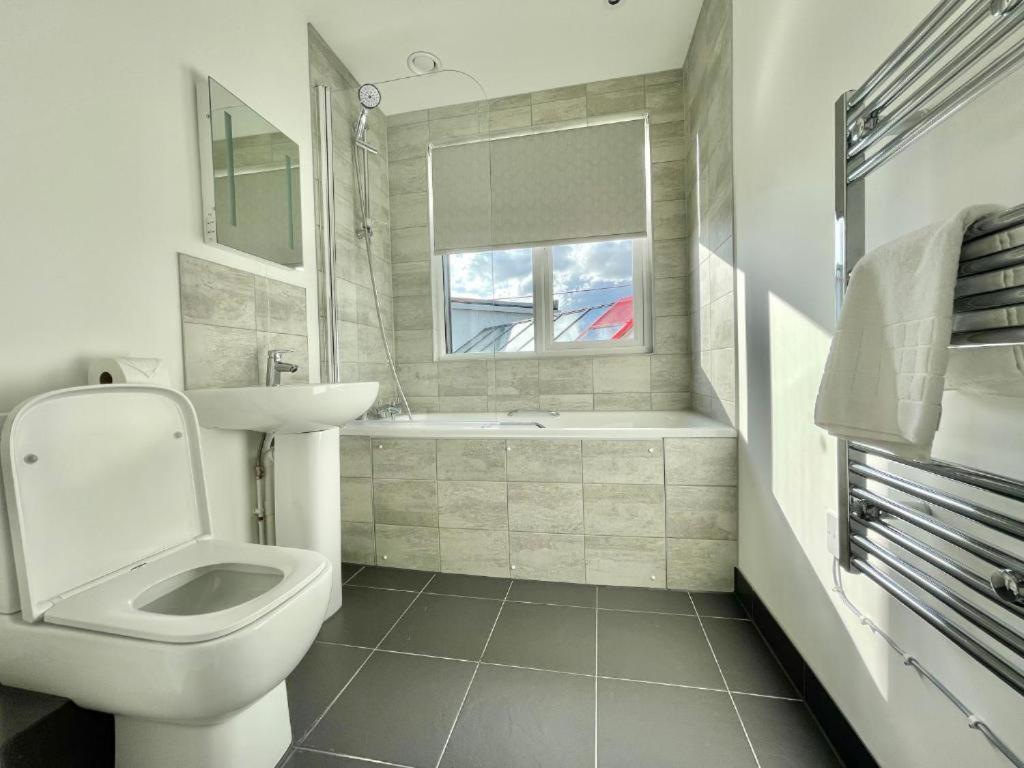 Bayard Plaza Penthouse Apartments Питерборо Екстериор снимка