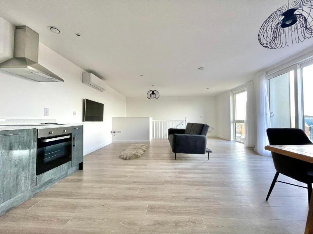 Bayard Plaza Penthouse Apartments Питерборо Екстериор снимка