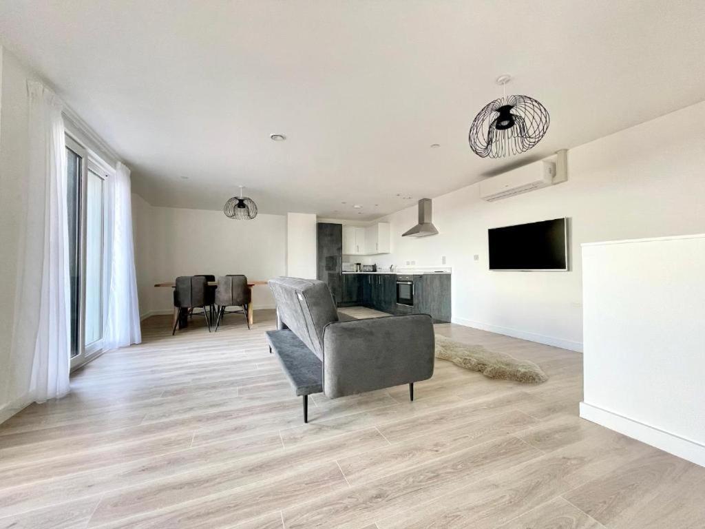 Bayard Plaza Penthouse Apartments Питерборо Екстериор снимка