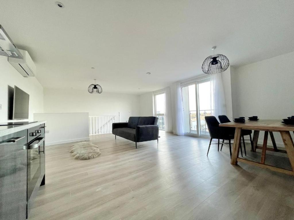 Bayard Plaza Penthouse Apartments Питерборо Екстериор снимка