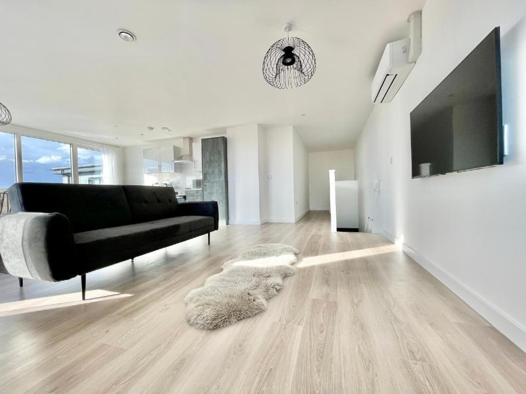 Bayard Plaza Penthouse Apartments Питерборо Екстериор снимка