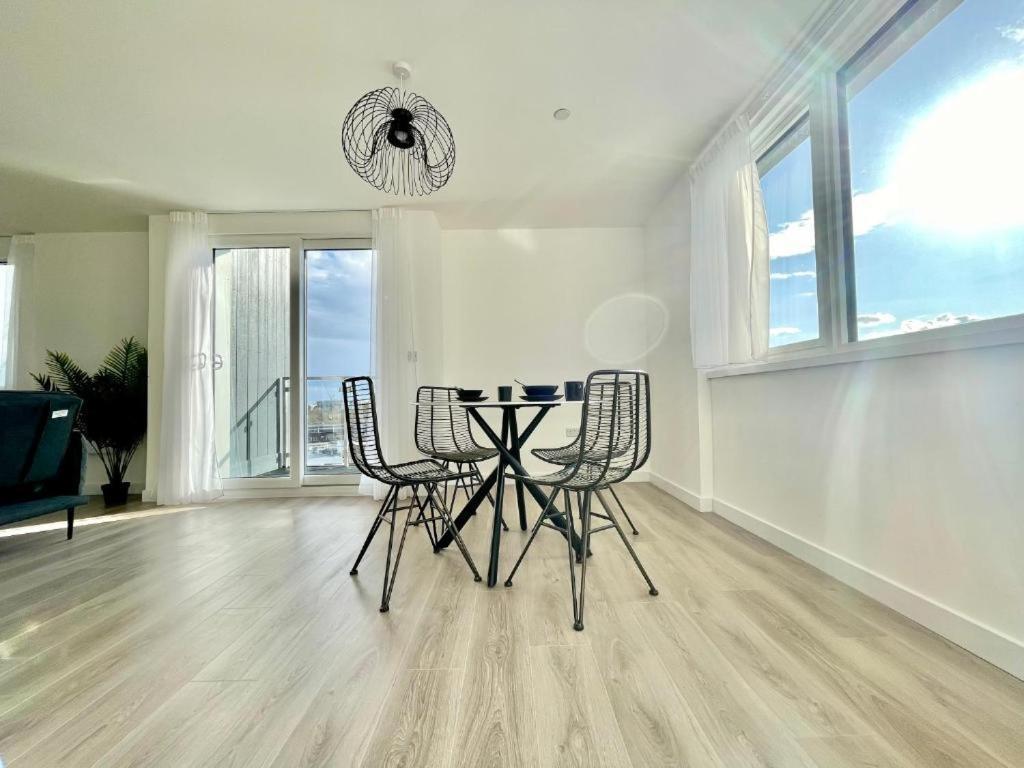 Bayard Plaza Penthouse Apartments Питерборо Екстериор снимка