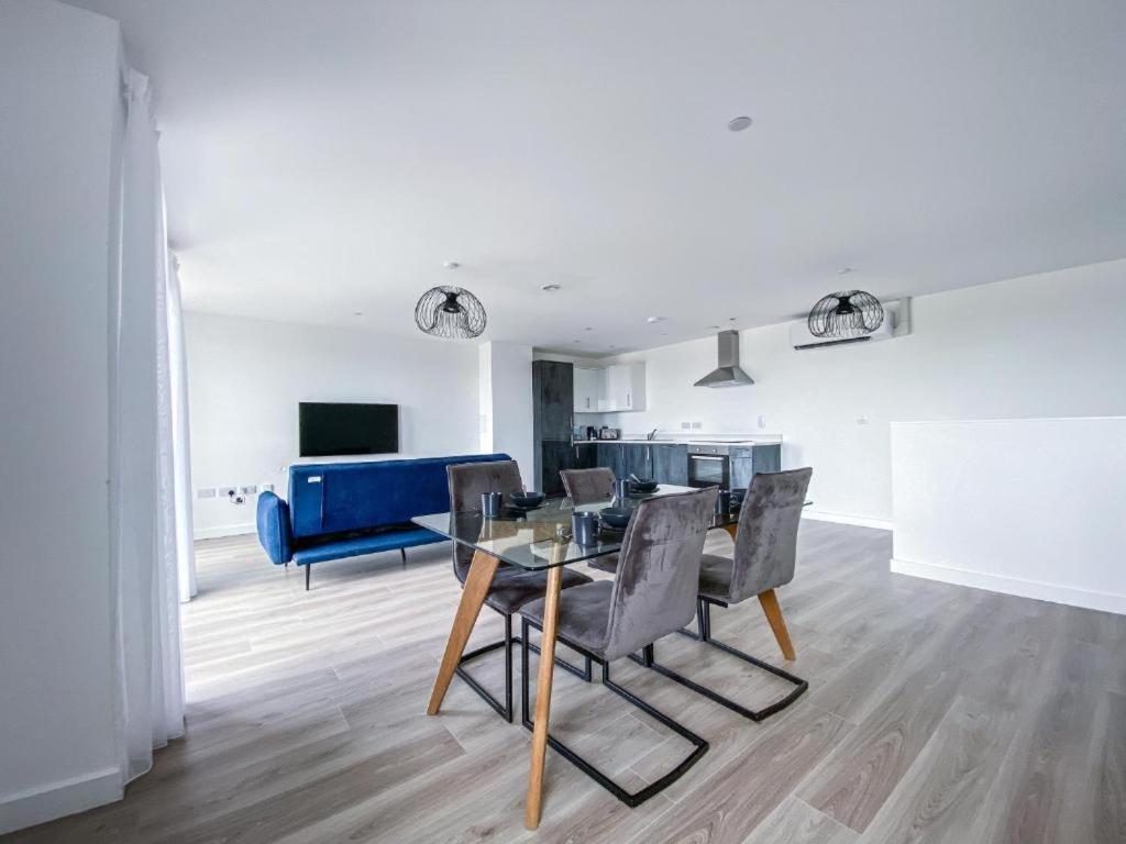 Bayard Plaza Penthouse Apartments Питерборо Екстериор снимка