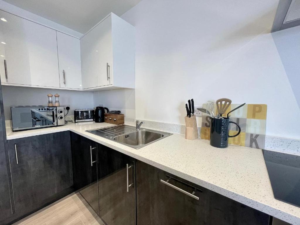 Bayard Plaza Penthouse Apartments Питерборо Екстериор снимка