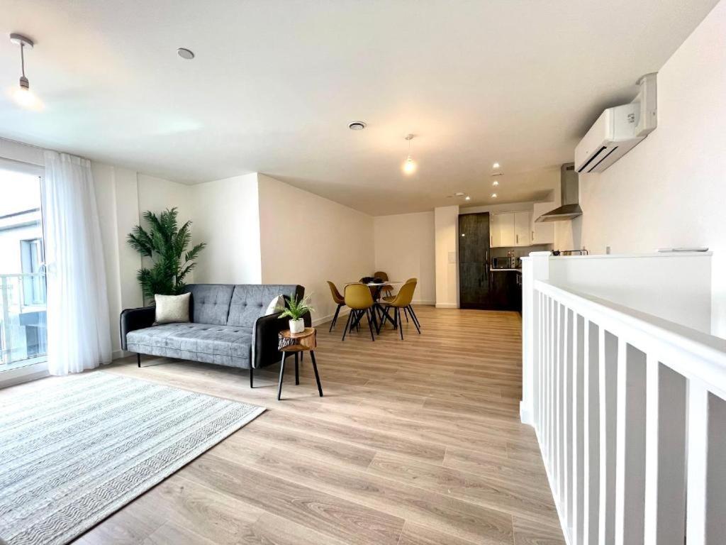 Bayard Plaza Penthouse Apartments Питерборо Екстериор снимка