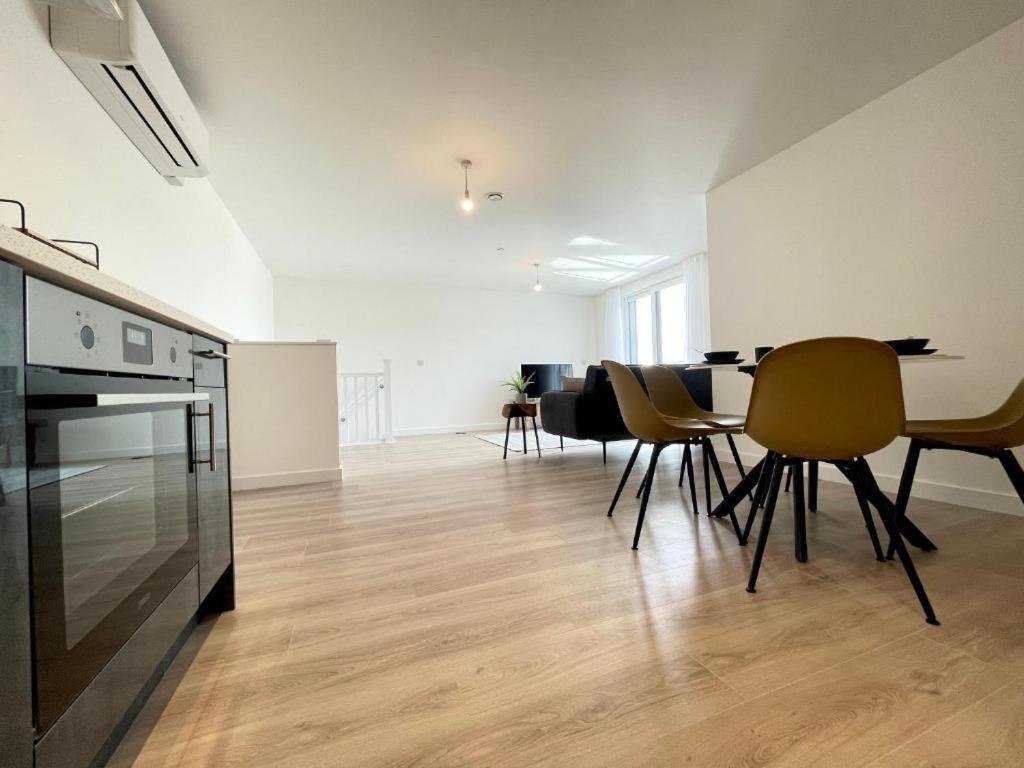 Bayard Plaza Penthouse Apartments Питерборо Екстериор снимка
